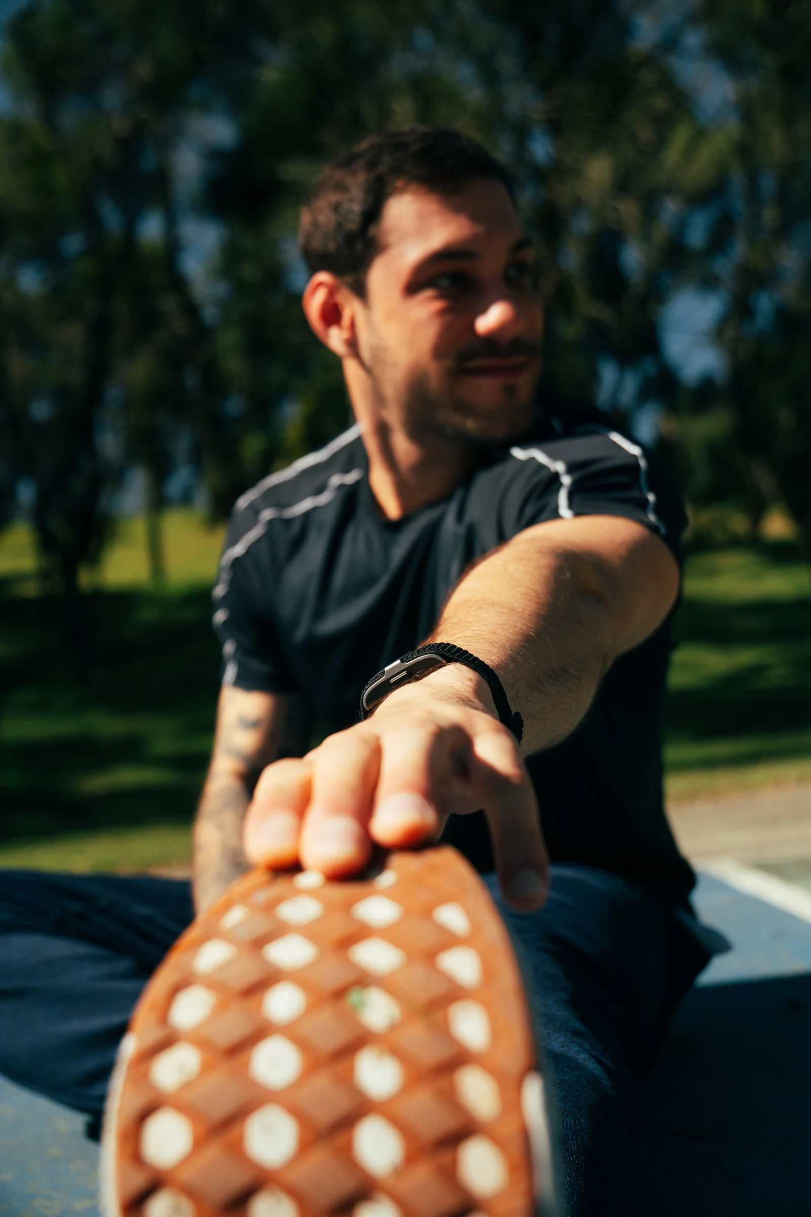 Homem usando a pulseira durante um alongamento
