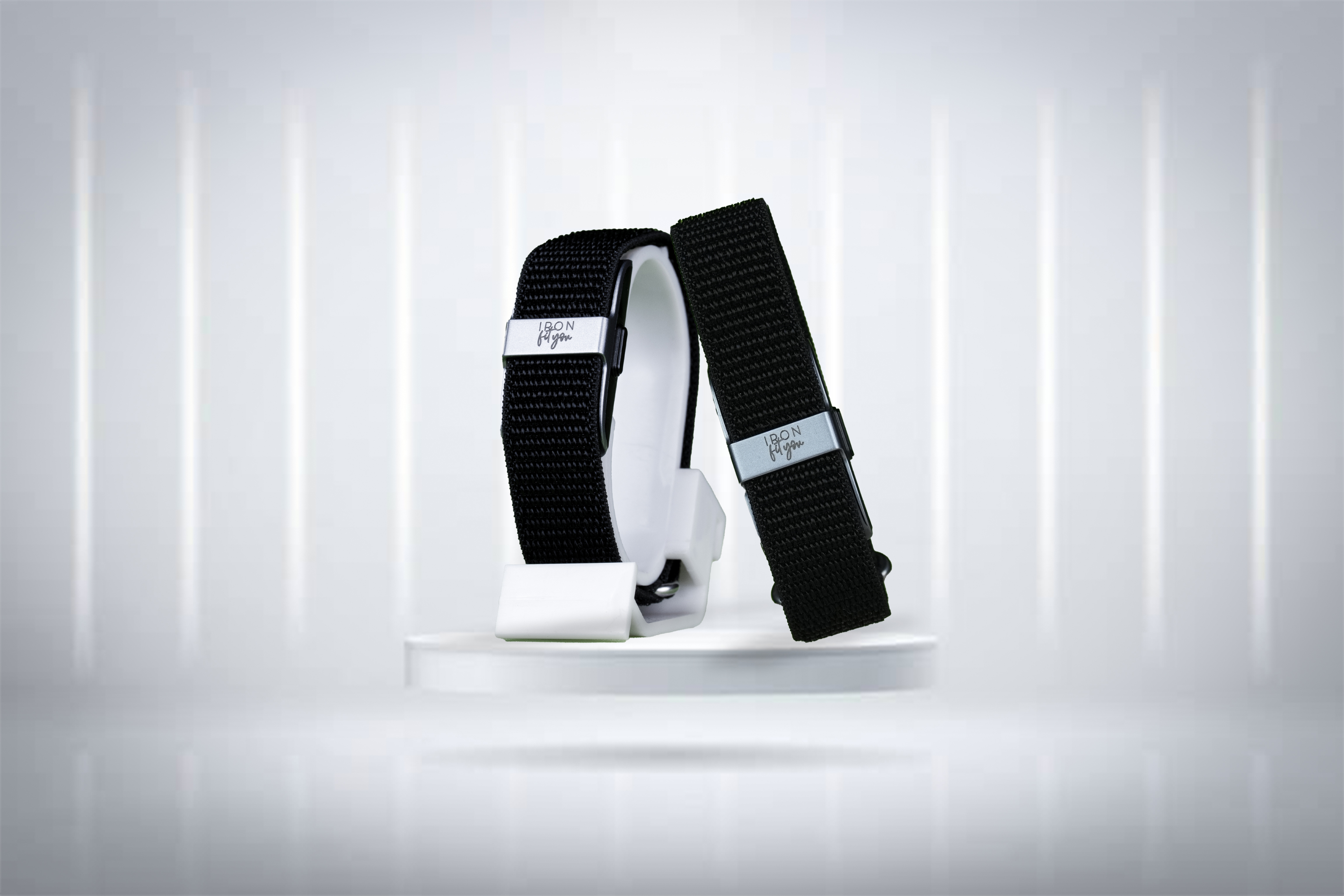 Pulseiras IRON Fit You de nylon preto em um expositor branco